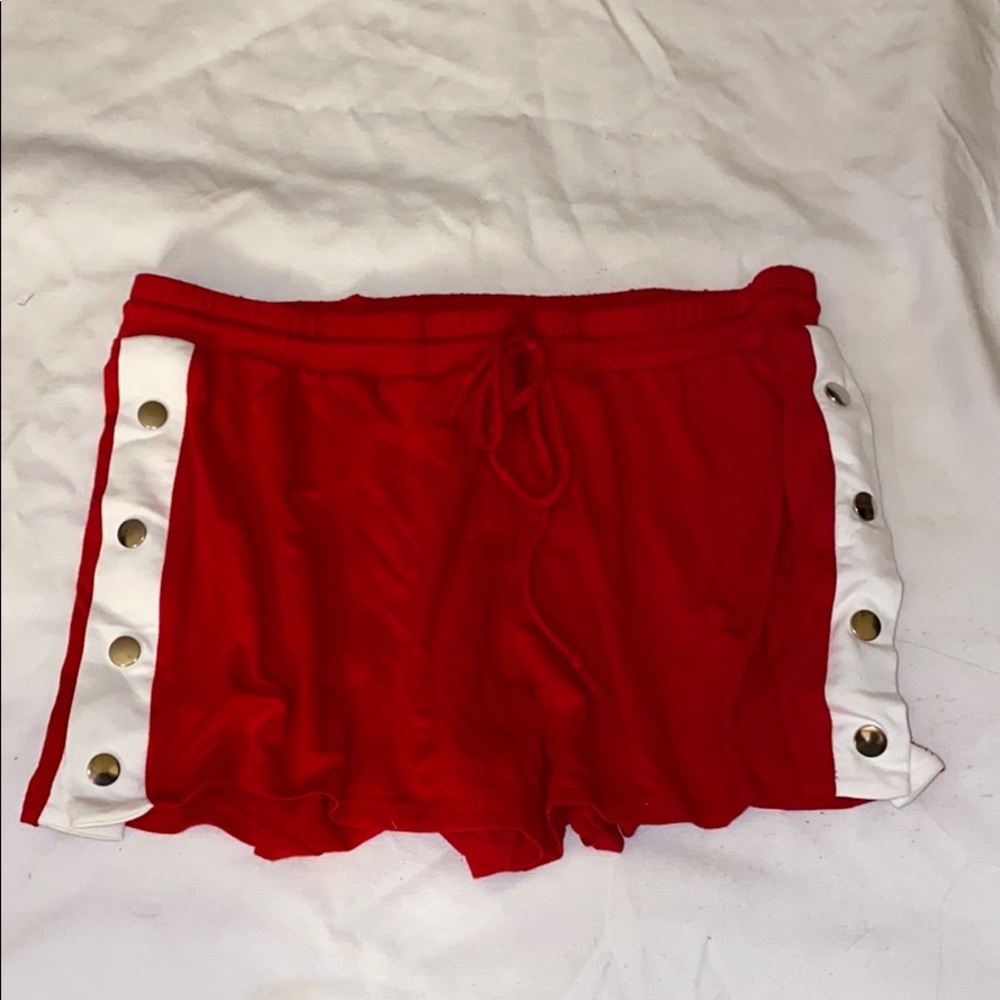 Heart & hips: Trendy button shorts!